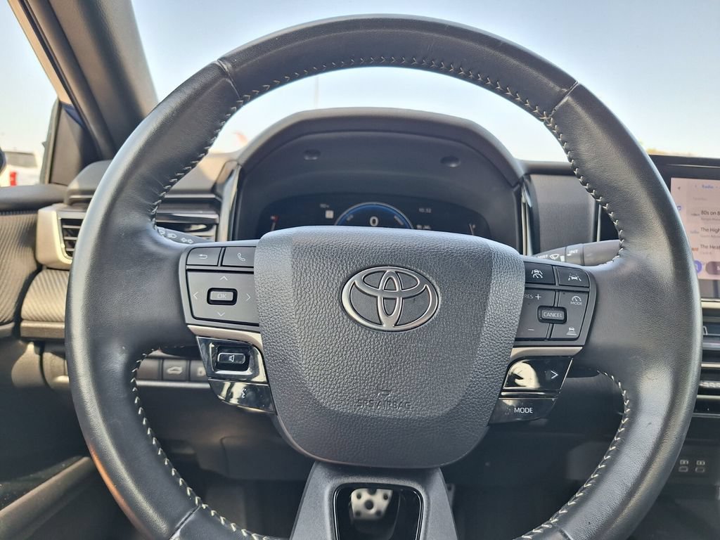 Used 2025 Toyota Camry SE FWD image 15