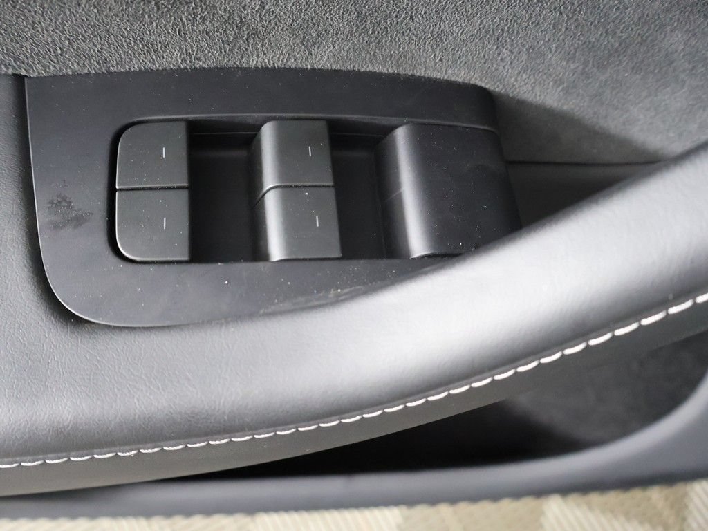 Used 2024 Tesla Model Y Long Range AWD/4WD image 39