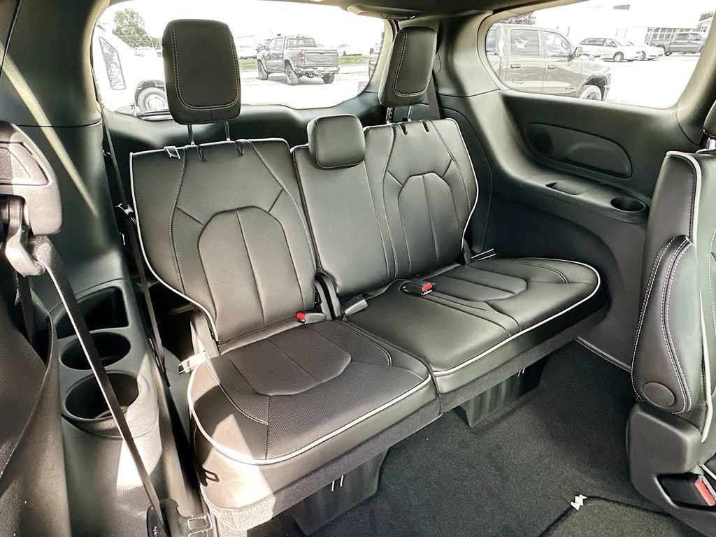 New 2027 Chrysler Pacifica Limited FWD image 35
