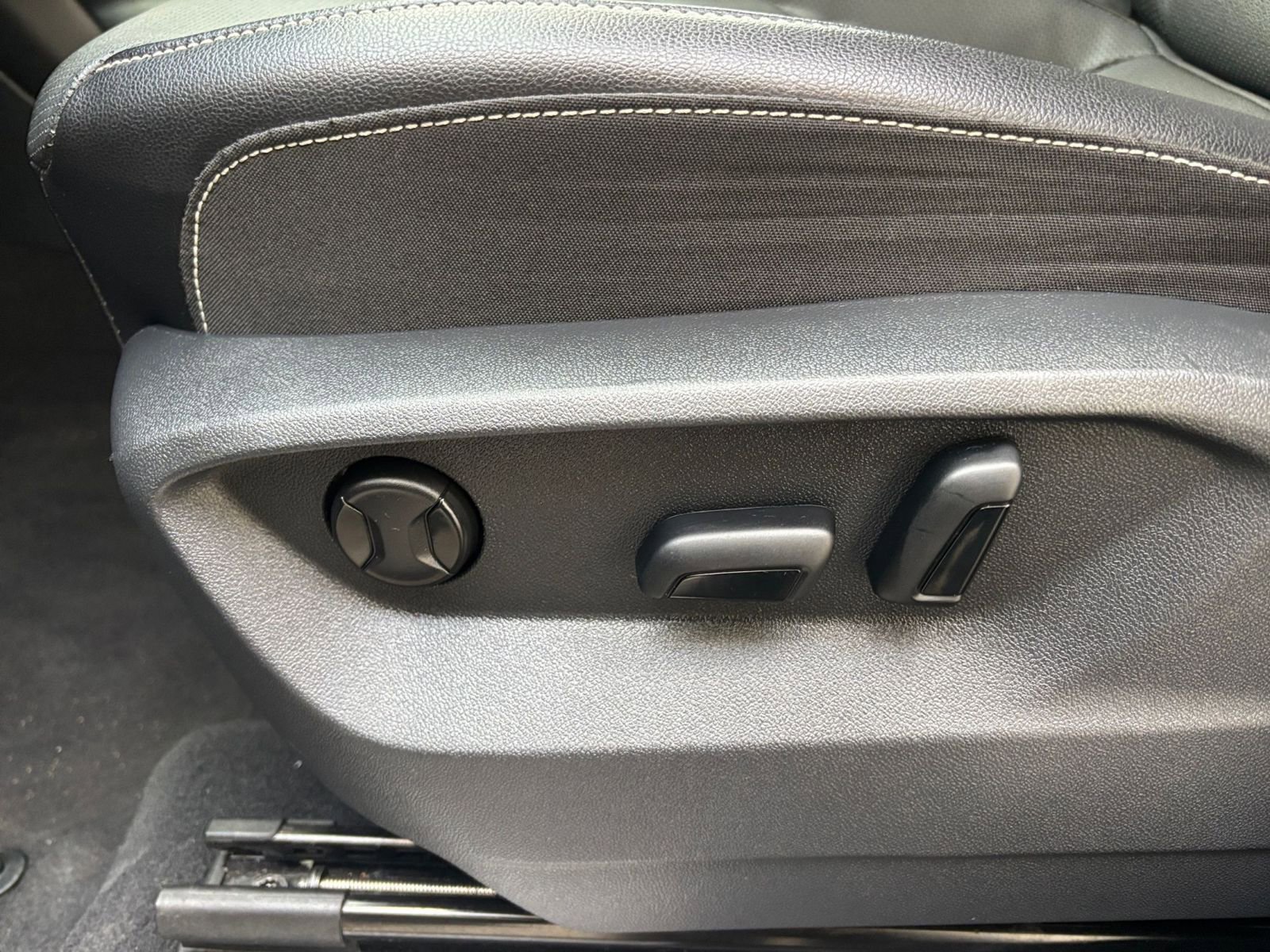 Used 2025 Volkswagen Atlas SE image 24