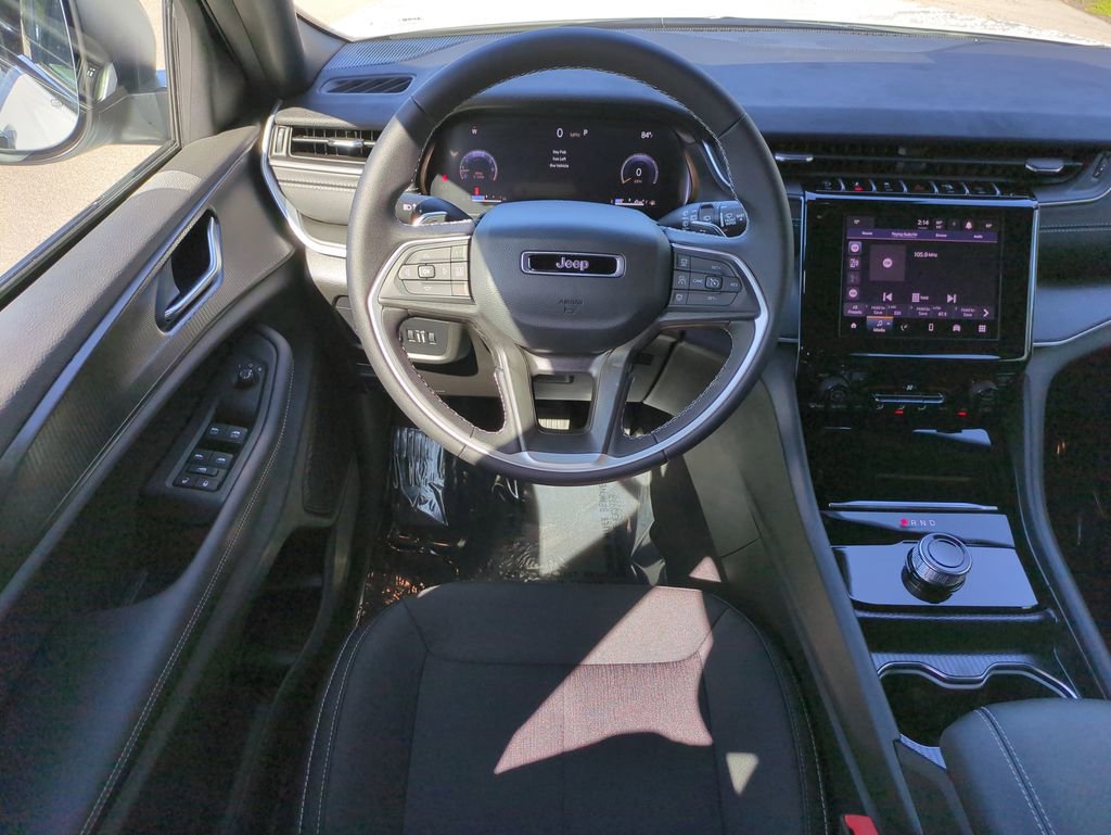 New 2025 Jeep Grand Cherokee L Laredo image 16