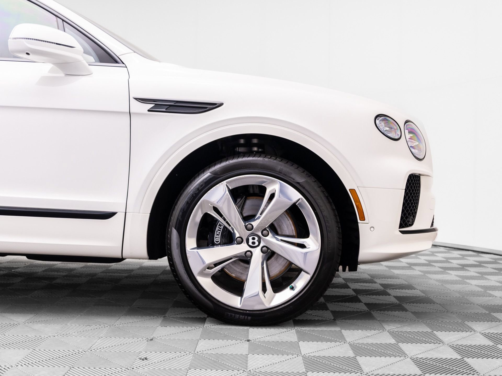 Used 2024 Bentley Bentayga AWD/4WD image 35