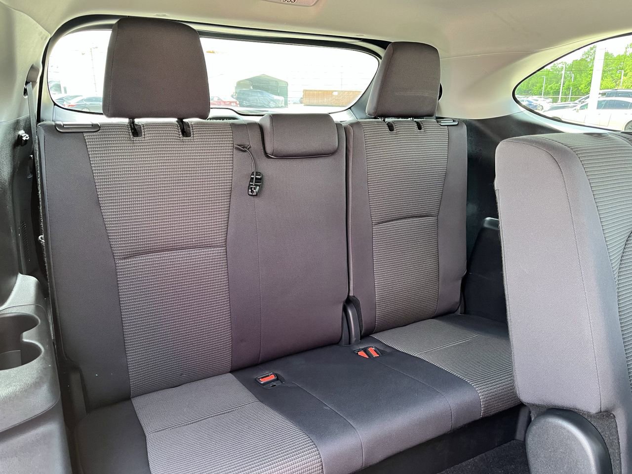 Used 2025 Toyota Highlander LE FWD image 27