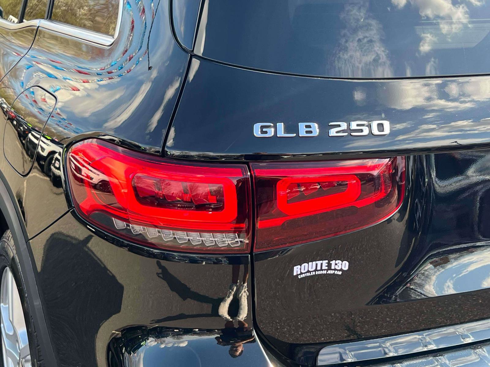 Used 2023 Mercedes-Benz GLB 250 4MATIC w/ Premium Package image 8