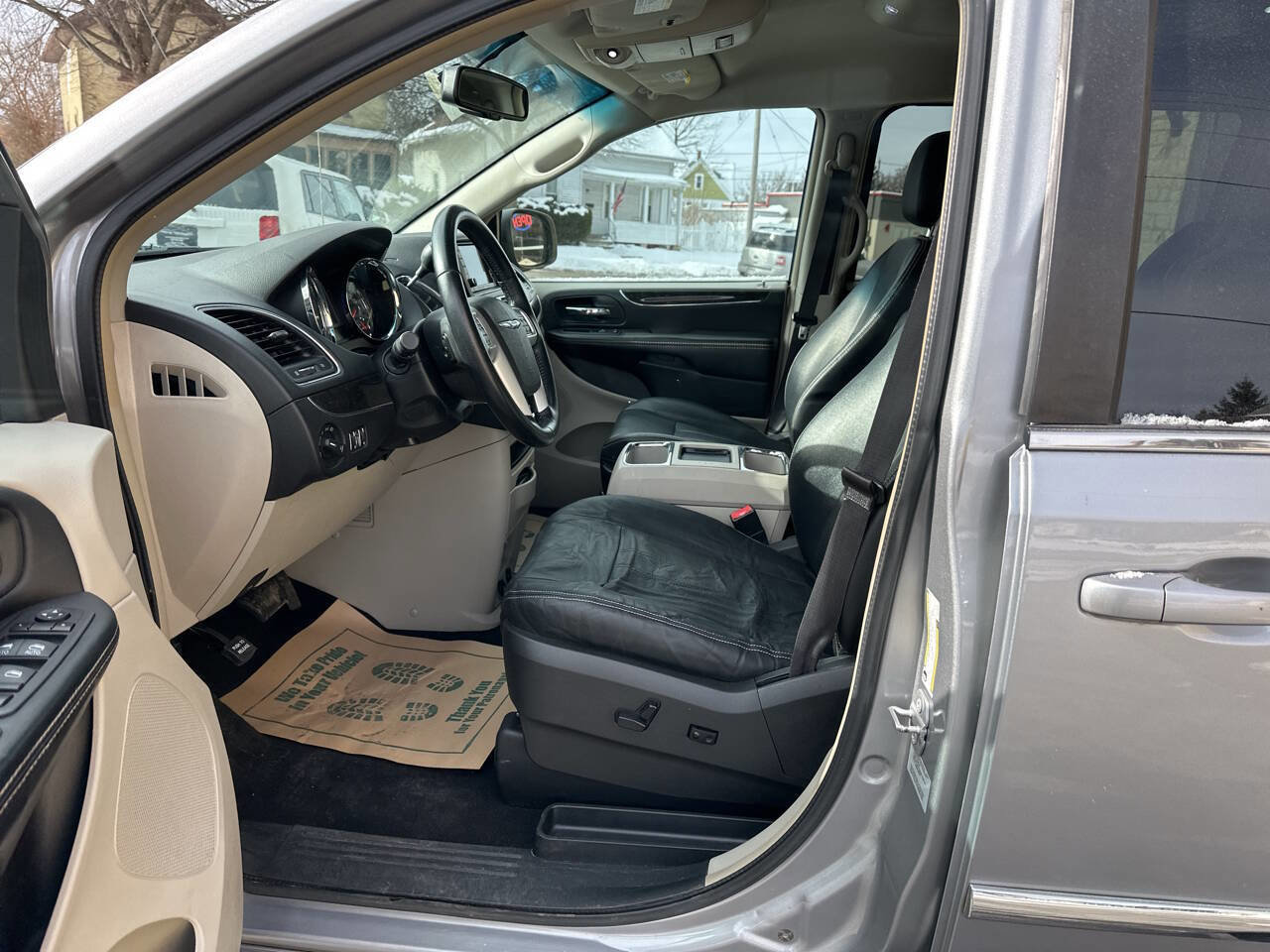 Used 2015 Chrysler Town & Country Touring image 18