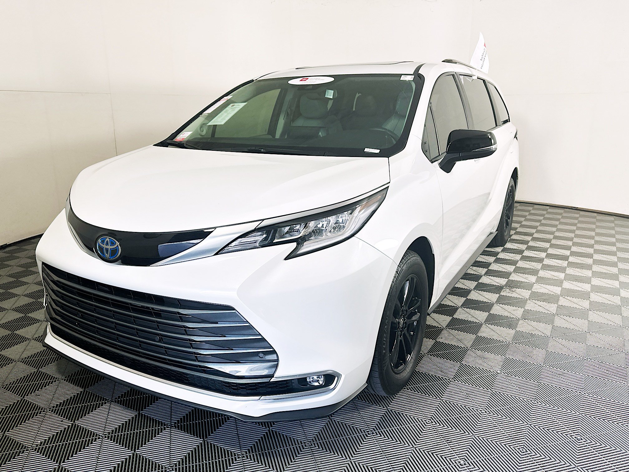 Used 2023 Toyota Sienna Limited FWD image 7