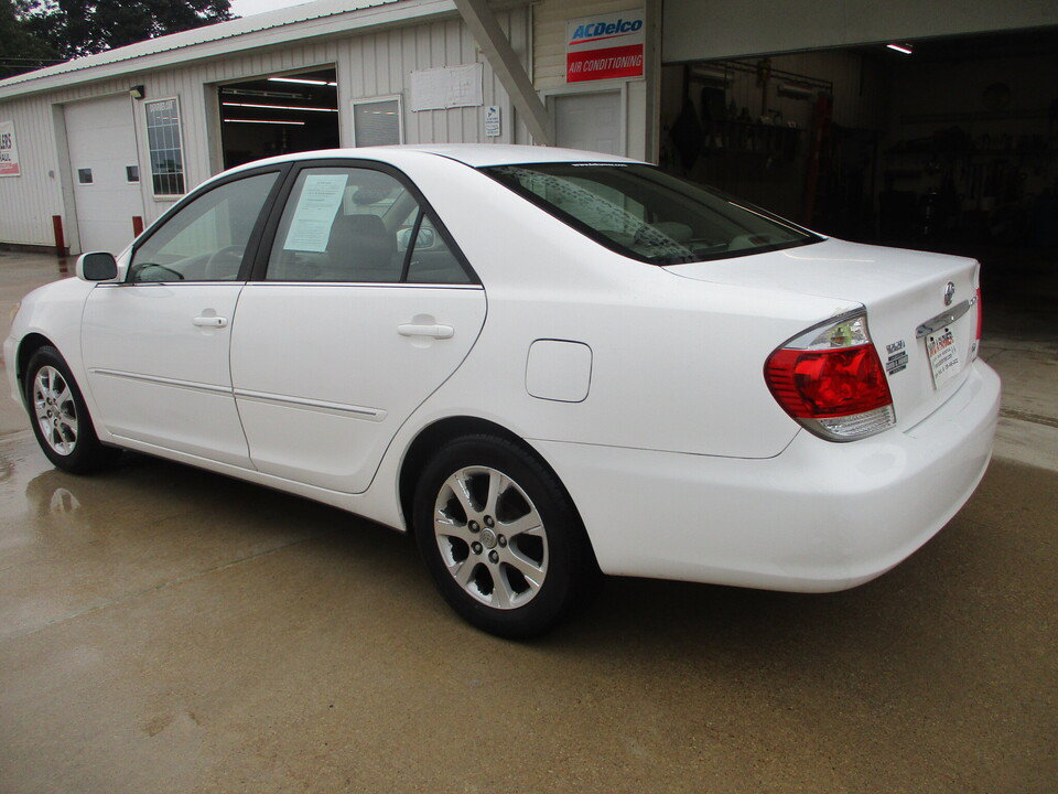 Used 2005 Toyota Camry XLE w/ VSC & Side Airbag Pkg FWD image 14