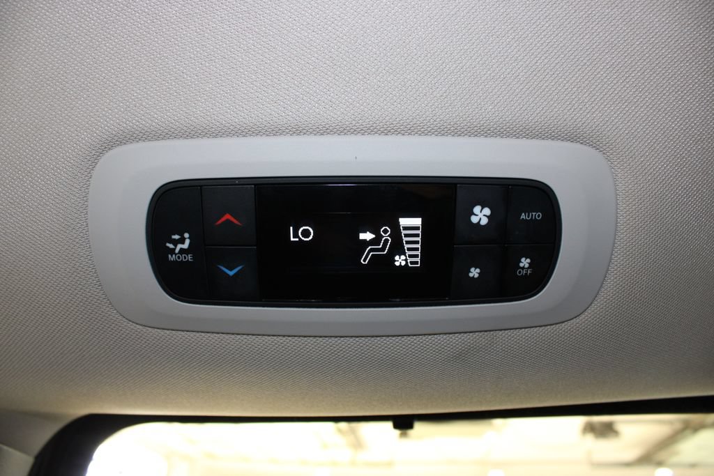 Used 2023 Chrysler Pacifica Touring-L FWD image 13