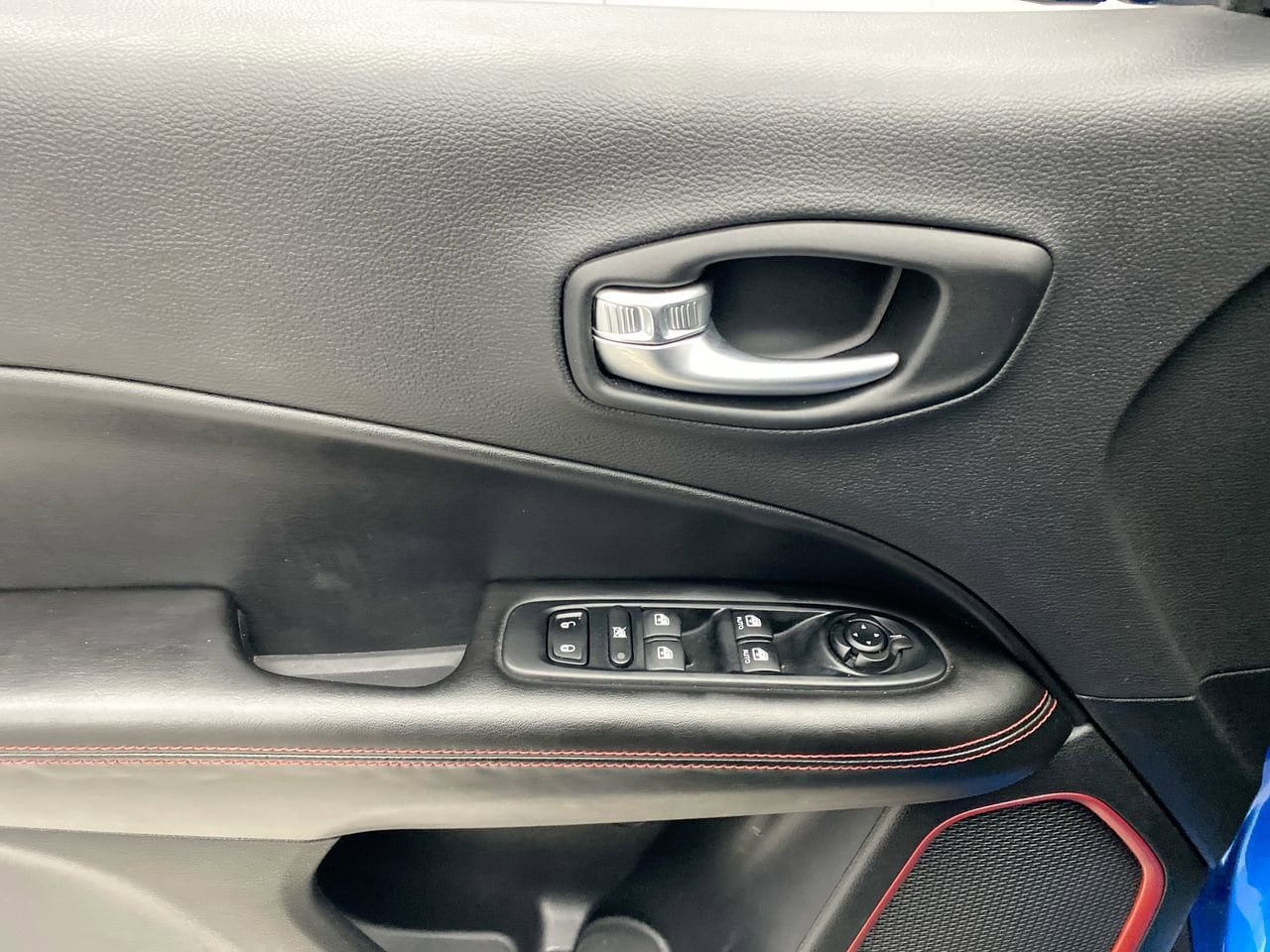 Used 2018 Jeep Compass Trailhawk w/ Cold Weather Group AWD/4WD image 12