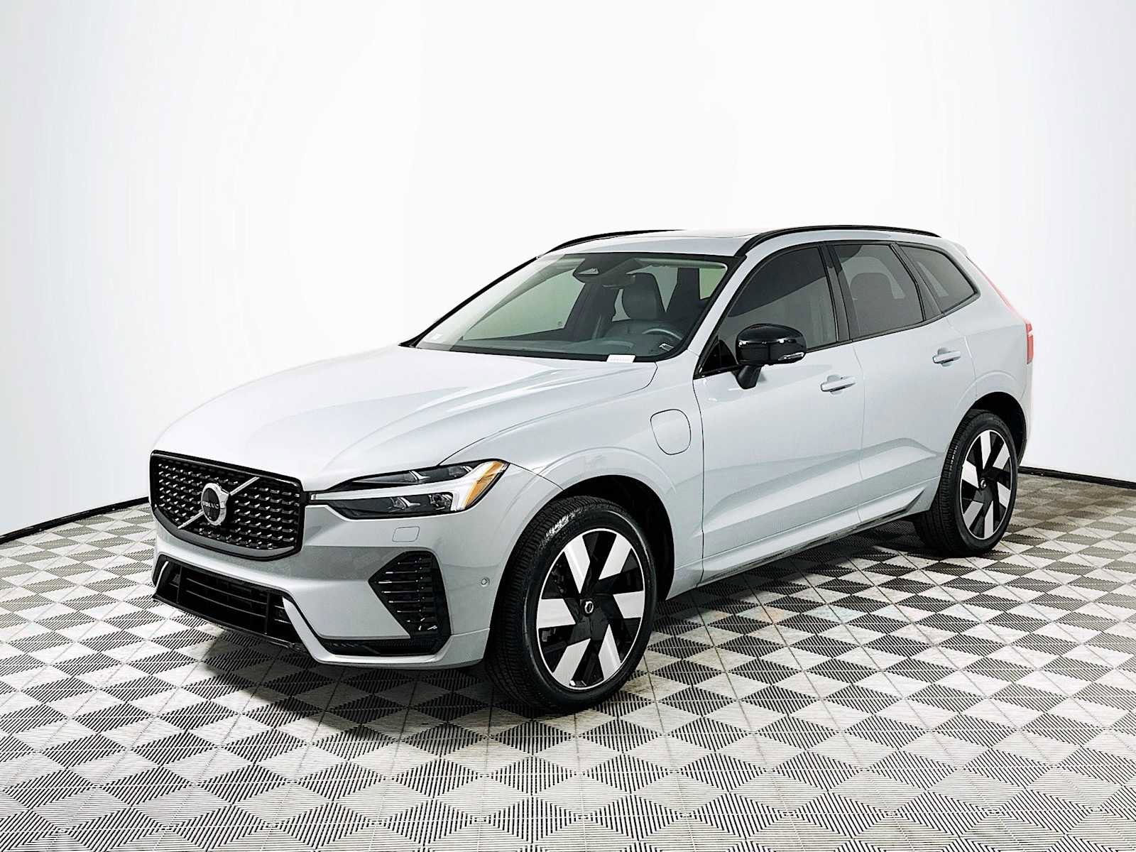 Used 2025 Volvo XC60 T8 Plus w/ Protection Package Premier image 3