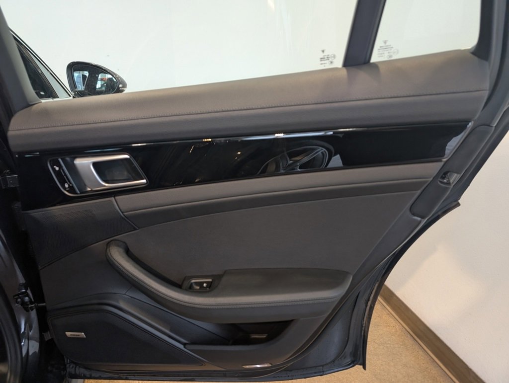Used 2018 Porsche Panamera 4S image 27