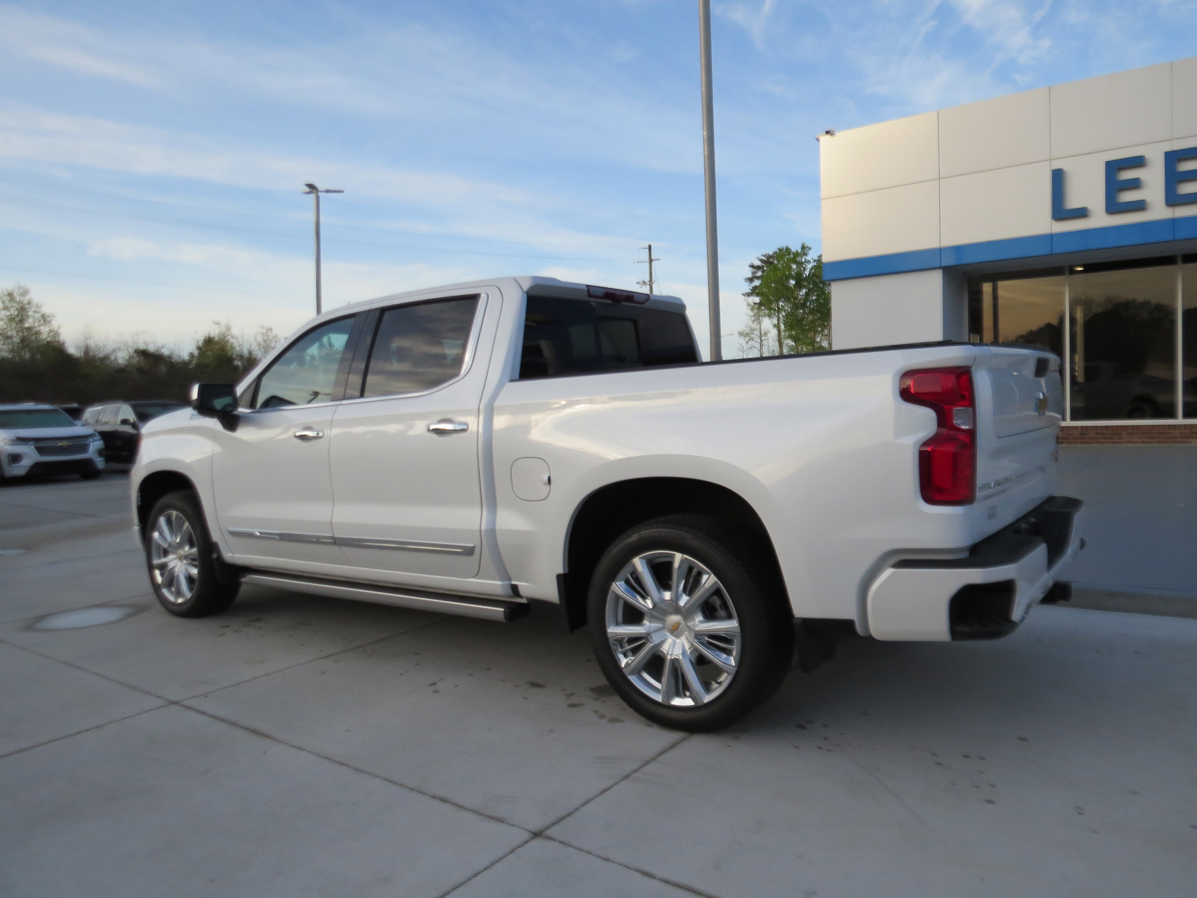 Used 2025 Chevrolet Silverado 1500 High Country AWD/4WD image 3