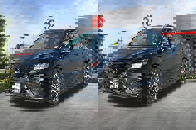 Used 2021 Toyota Camry SE image 3