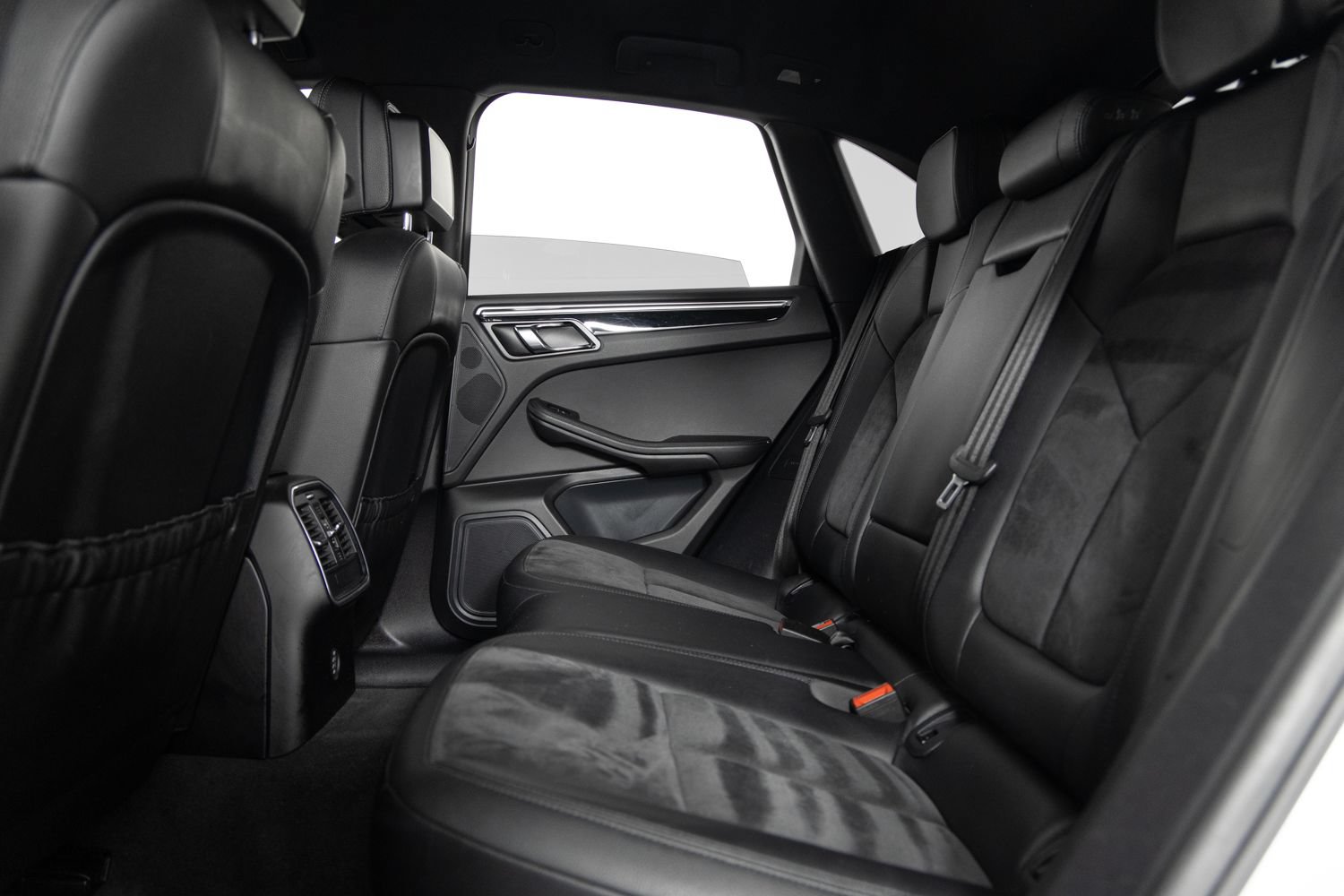 Used 2018 Porsche Macan AWD/4WD image 18