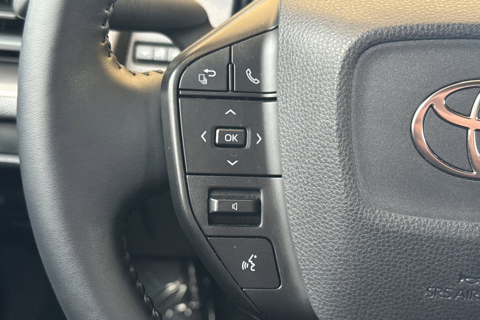 Used 2025 Toyota Prius LE image 26