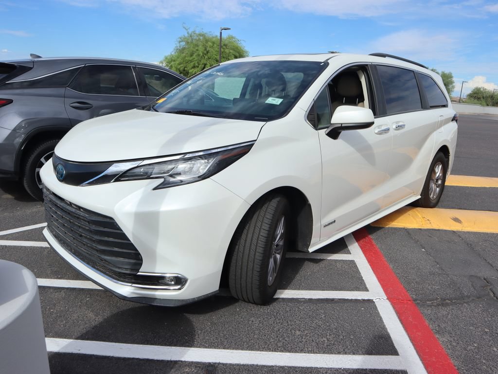 Used 2021 Toyota Sienna XLE FWD image 3