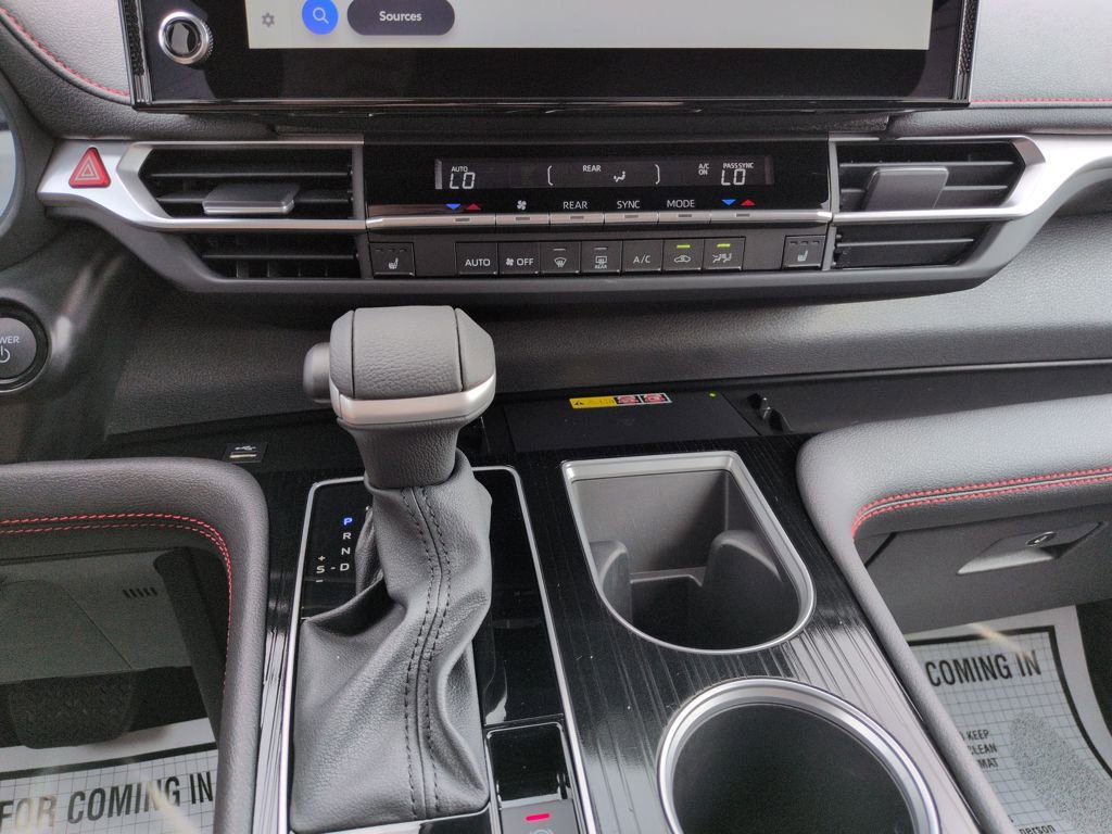 Used 2025 Toyota Sienna XSE w/ XSE Plus Package image 18
