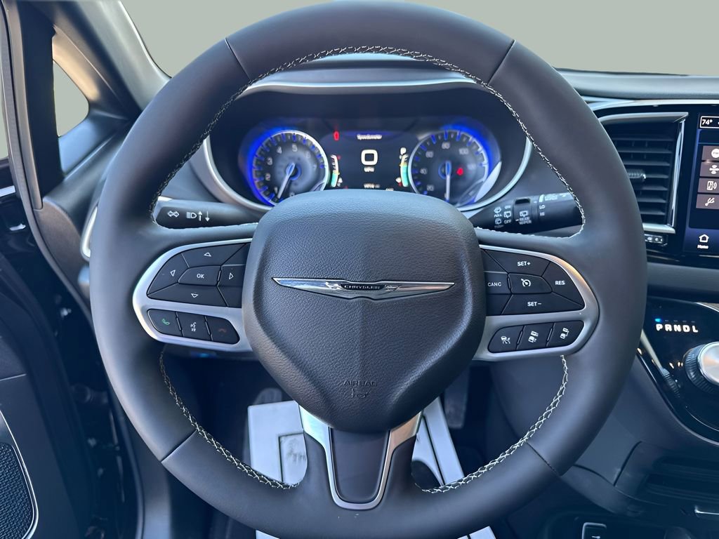 Used 2026 Chrysler Pacifica Select FWD image 8