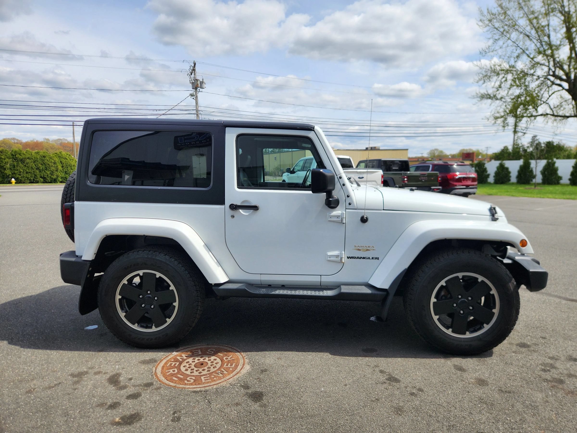 Used 2015 Jeep Wrangler Sahara w/ Dual Top Group AWD/4WD image 19