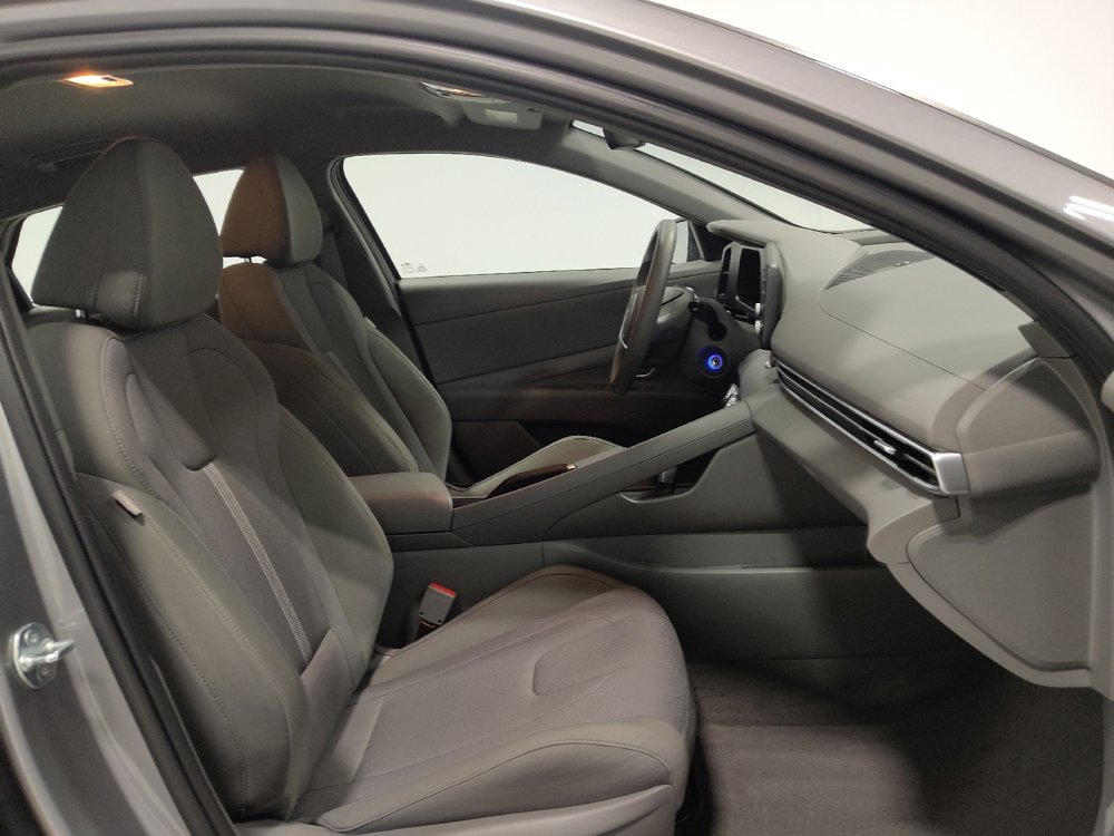 Used 2025 Hyundai Elantra SE FWD image 21