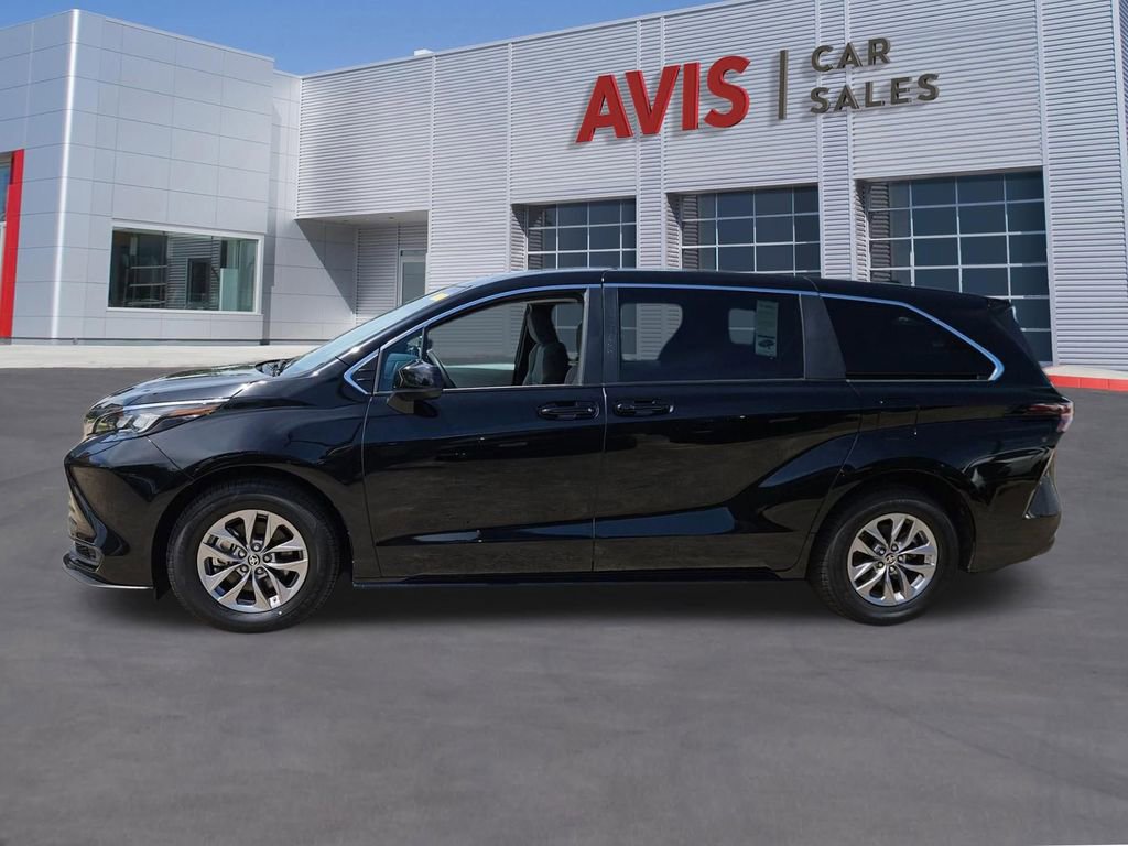 Used 2025 Toyota Sienna LE image 2