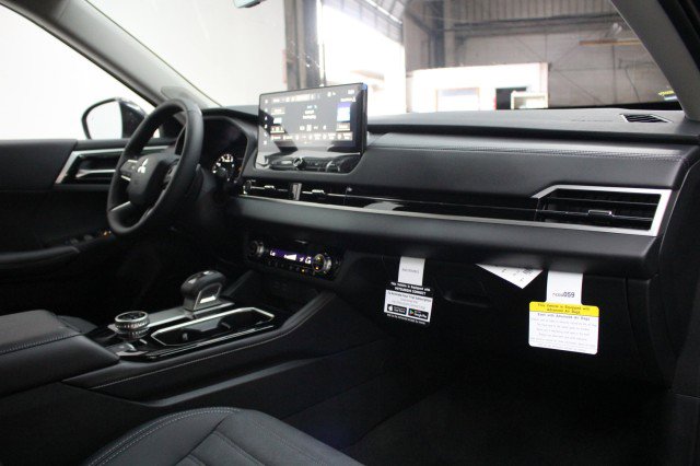 New 2026 Mitsubishi Outlander SE image 17