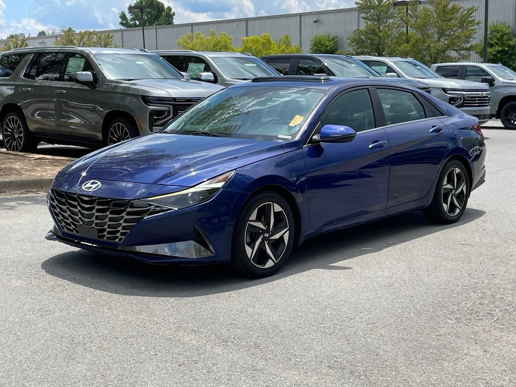 Used 2022 Hyundai Elantra SEL w/ Convenience + Premium Package FWD image 3