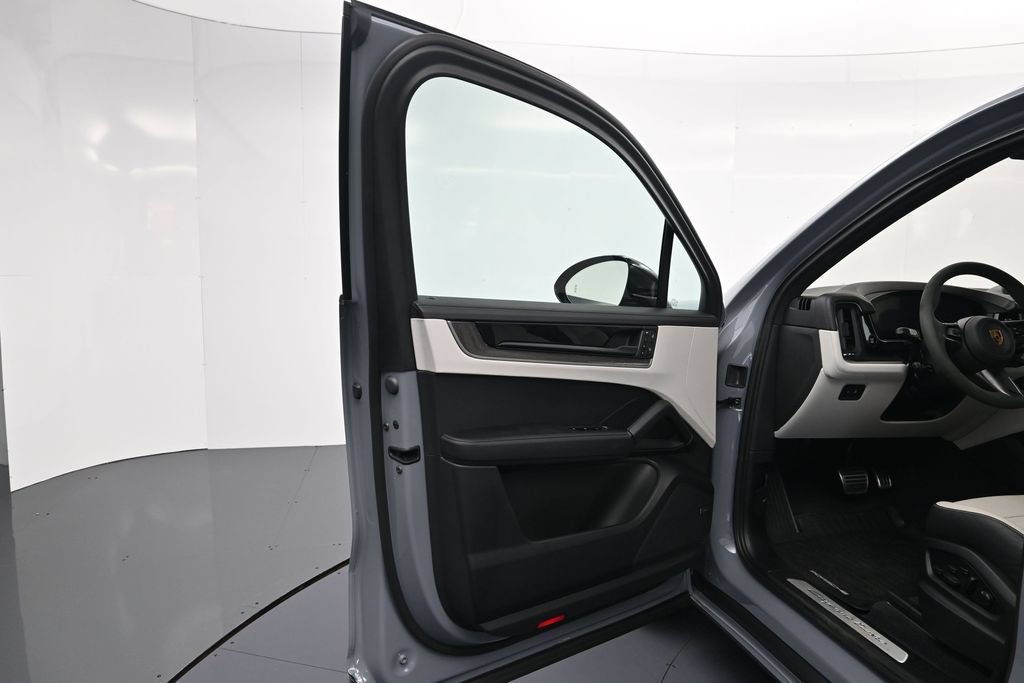 Certified 2024 Porsche Cayenne Turbo AWD/4WD image 16