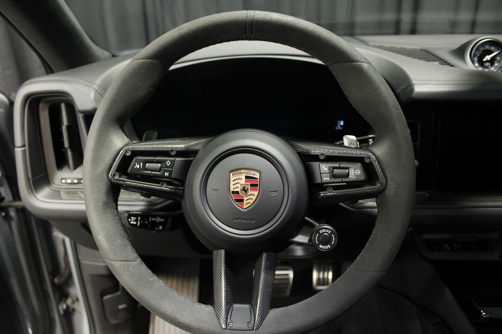 Certified 2025 Porsche Cayenne GTS AWD/4WD image 33