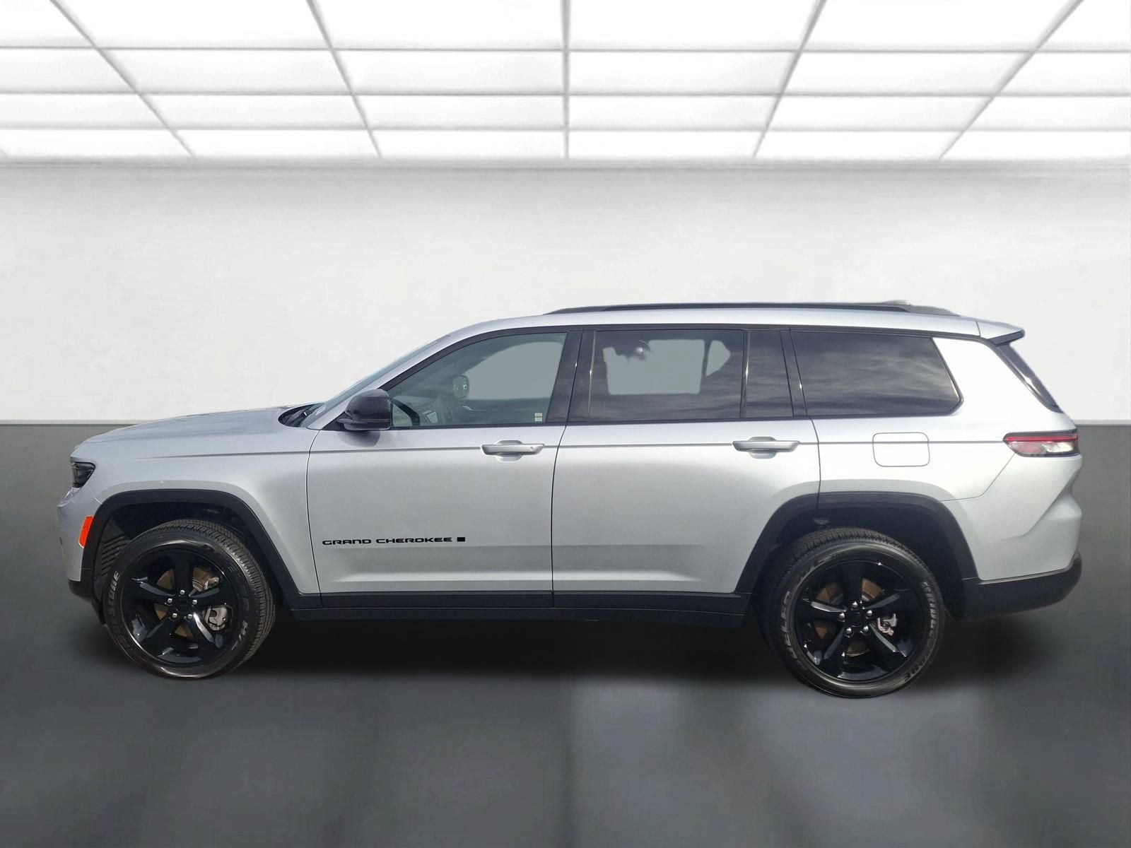 Used 2025 Jeep Grand Cherokee L Altitude image 6