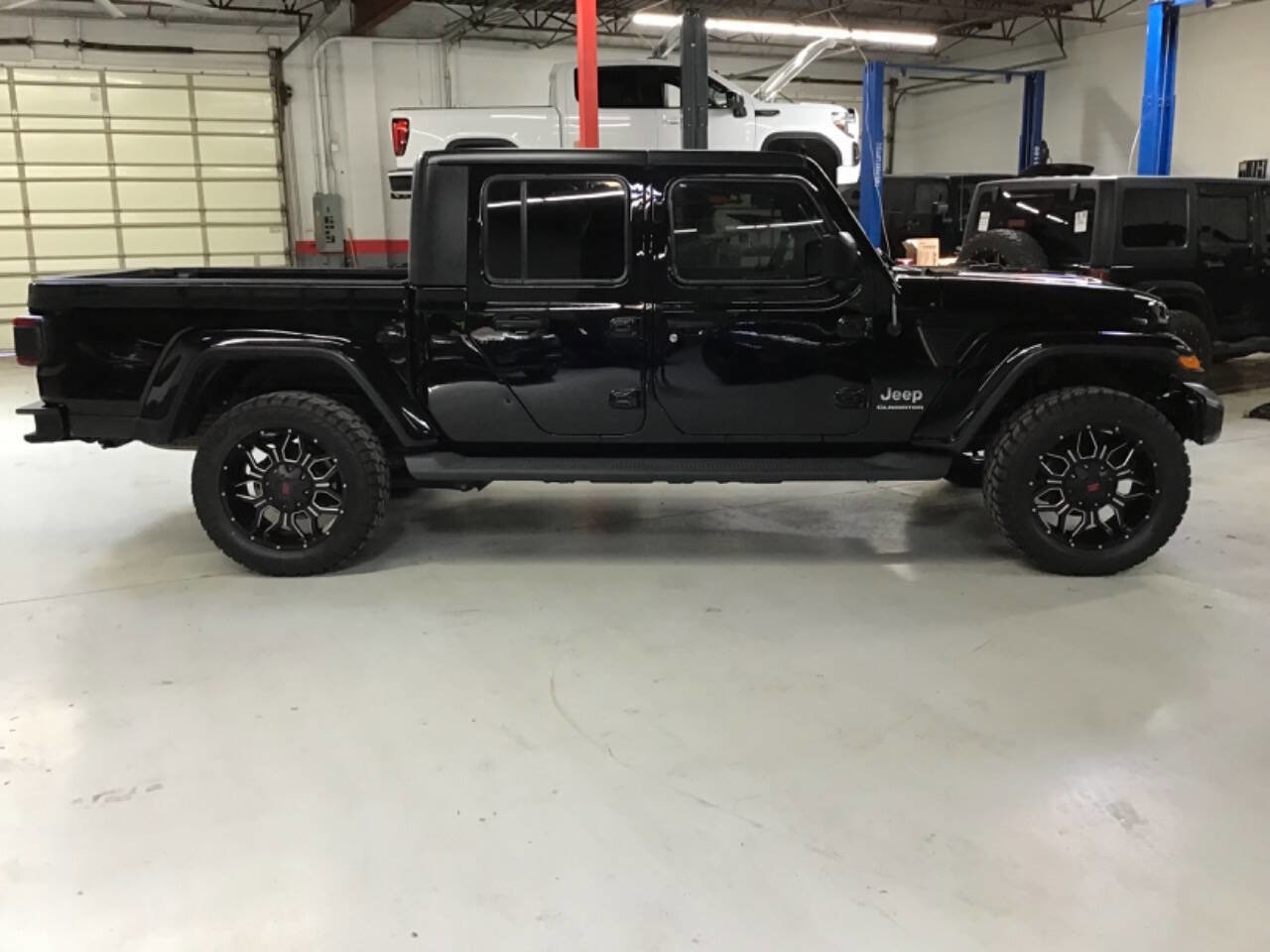 Used 2020 Jeep Gladiator Overland AWD/4WD image 32