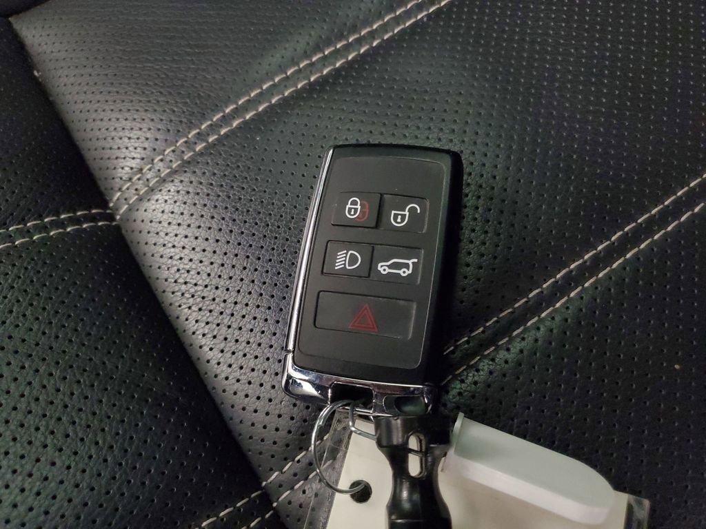 Used 2021 Land Rover Range Rover Velar R-Dynamic S image 27