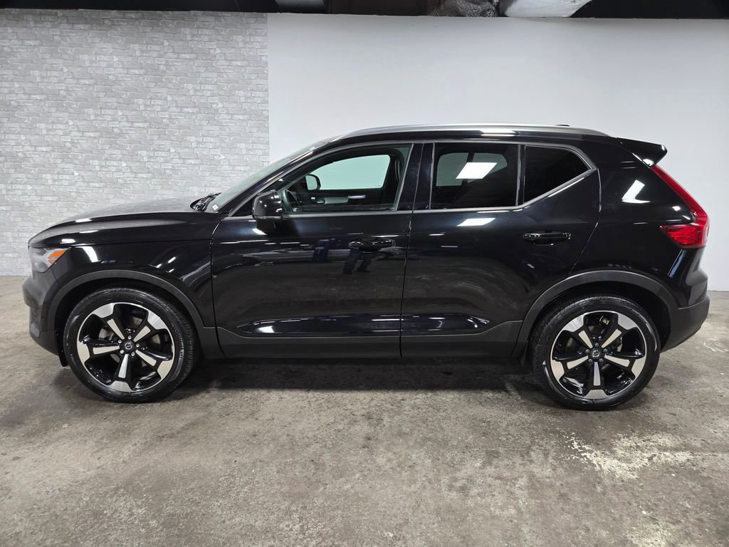Used 2019 Volvo XC40 T5 Momentum image 2