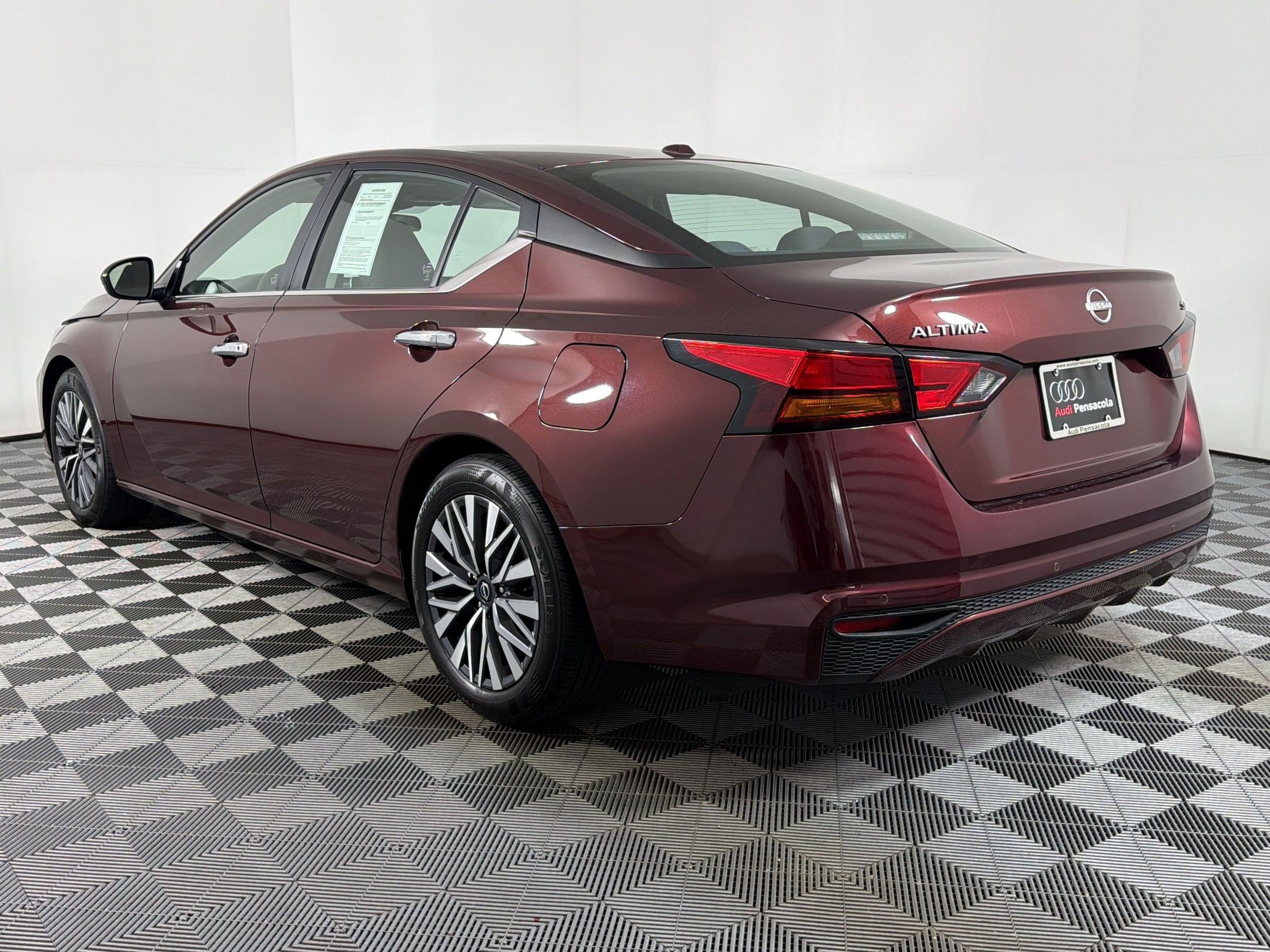 Used 2024 Nissan Altima 2.5 SV FWD image 2