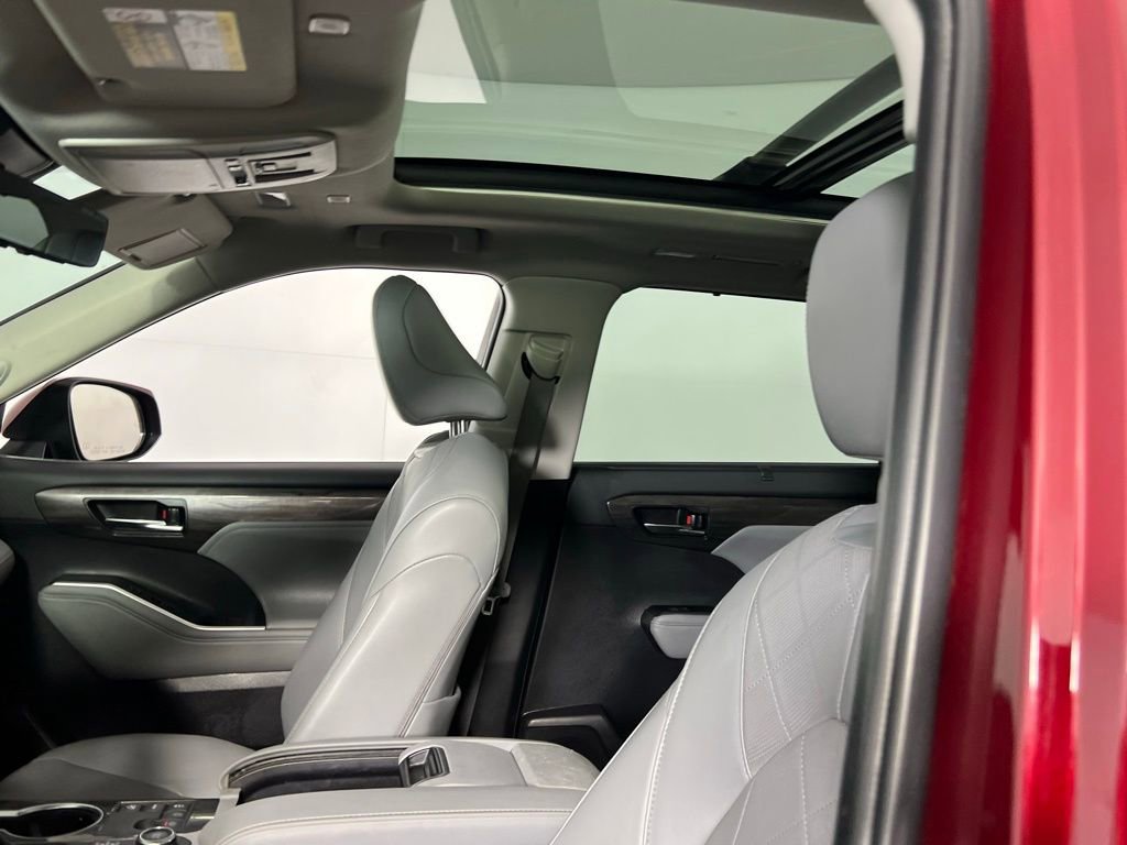 Used 2024 Toyota Highlander Platinum image 19
