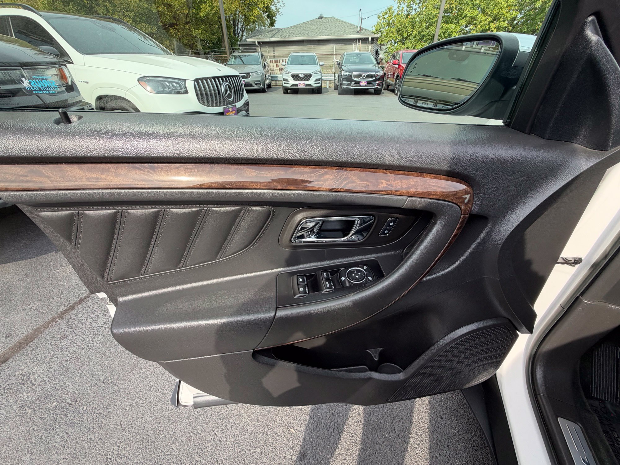 Used 2017 Ford Taurus Limited AWD/4WD image 14