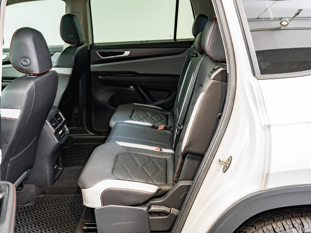 Used 2025 Volkswagen Atlas Peak Edition SE AWD/4WD image 43