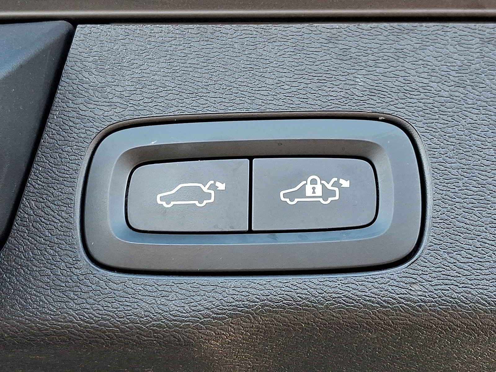 Used 2019 Volvo XC60 T6 Momentum w/ Multimedia Package image 31