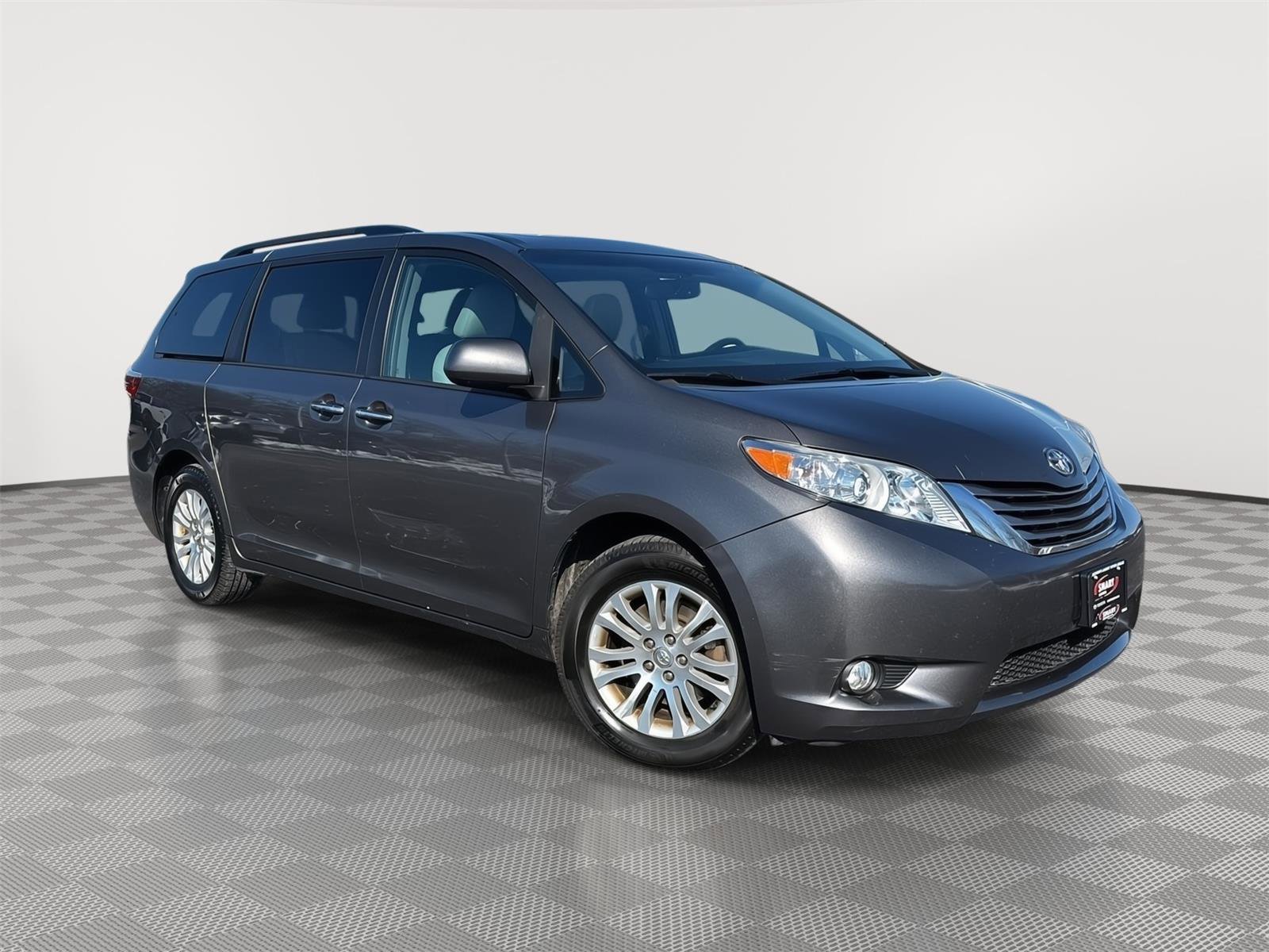 Used 2017 Toyota Sienna XLE FWD image 1