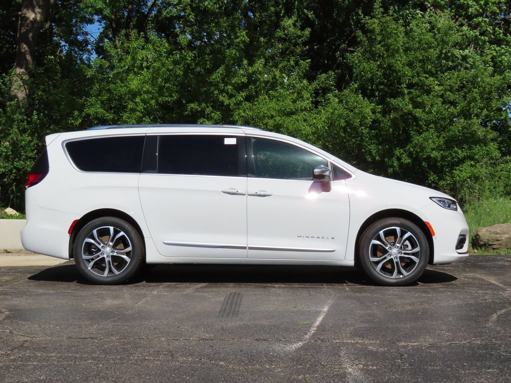 New 2026 Chrysler Pacifica Pinnacle w/ Trailer Tow Group AWD/4WD image 2