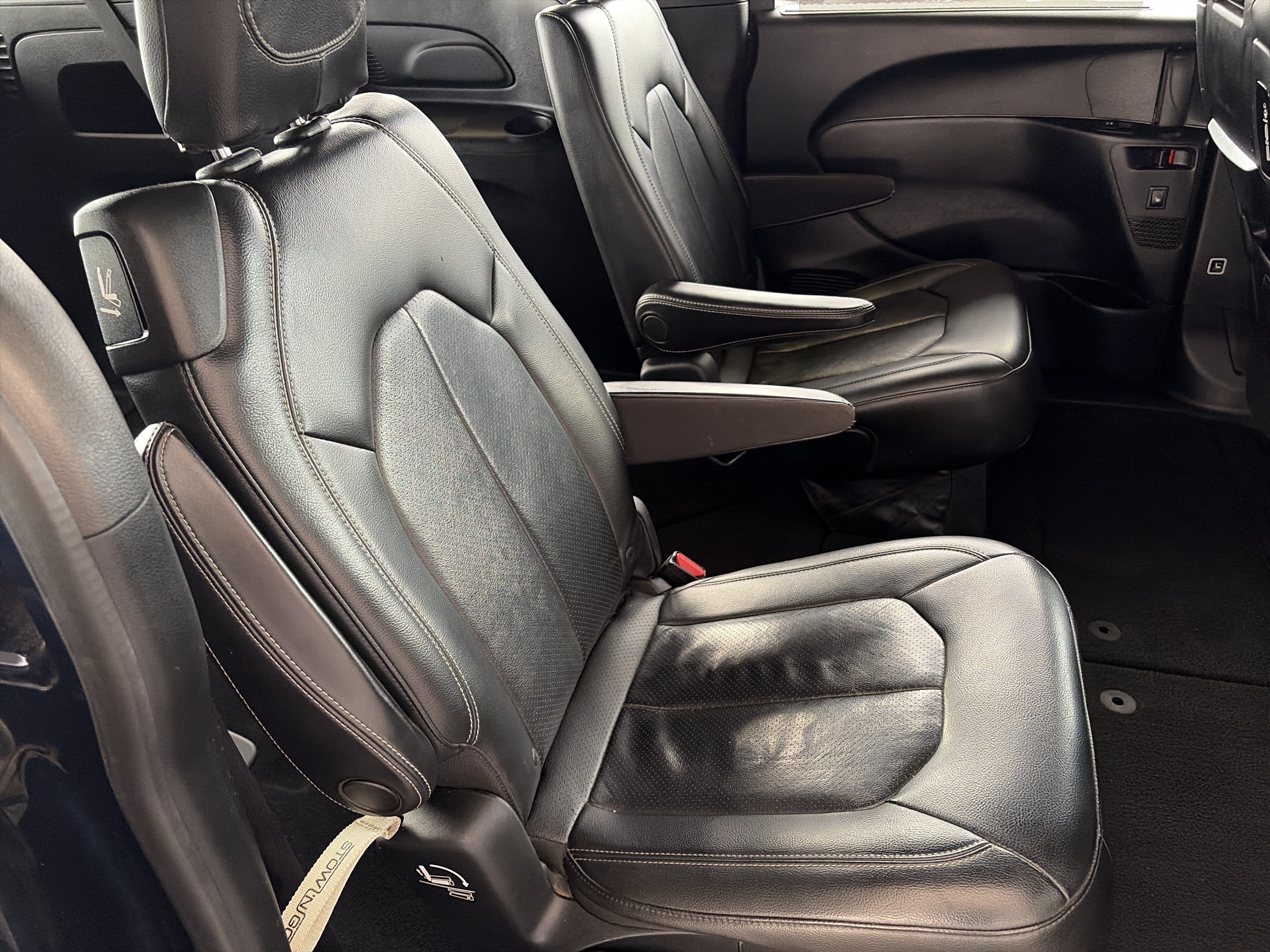 Used 2018 Chrysler Pacifica Touring-L Plus FWD image 14
