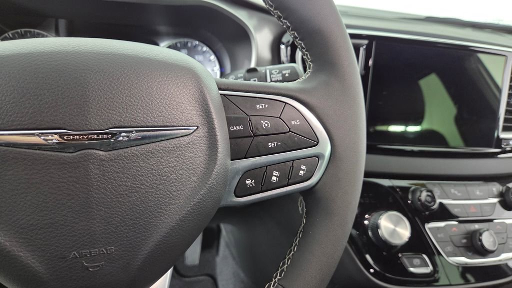 Used 2026 Chrysler Pacifica Select image 19