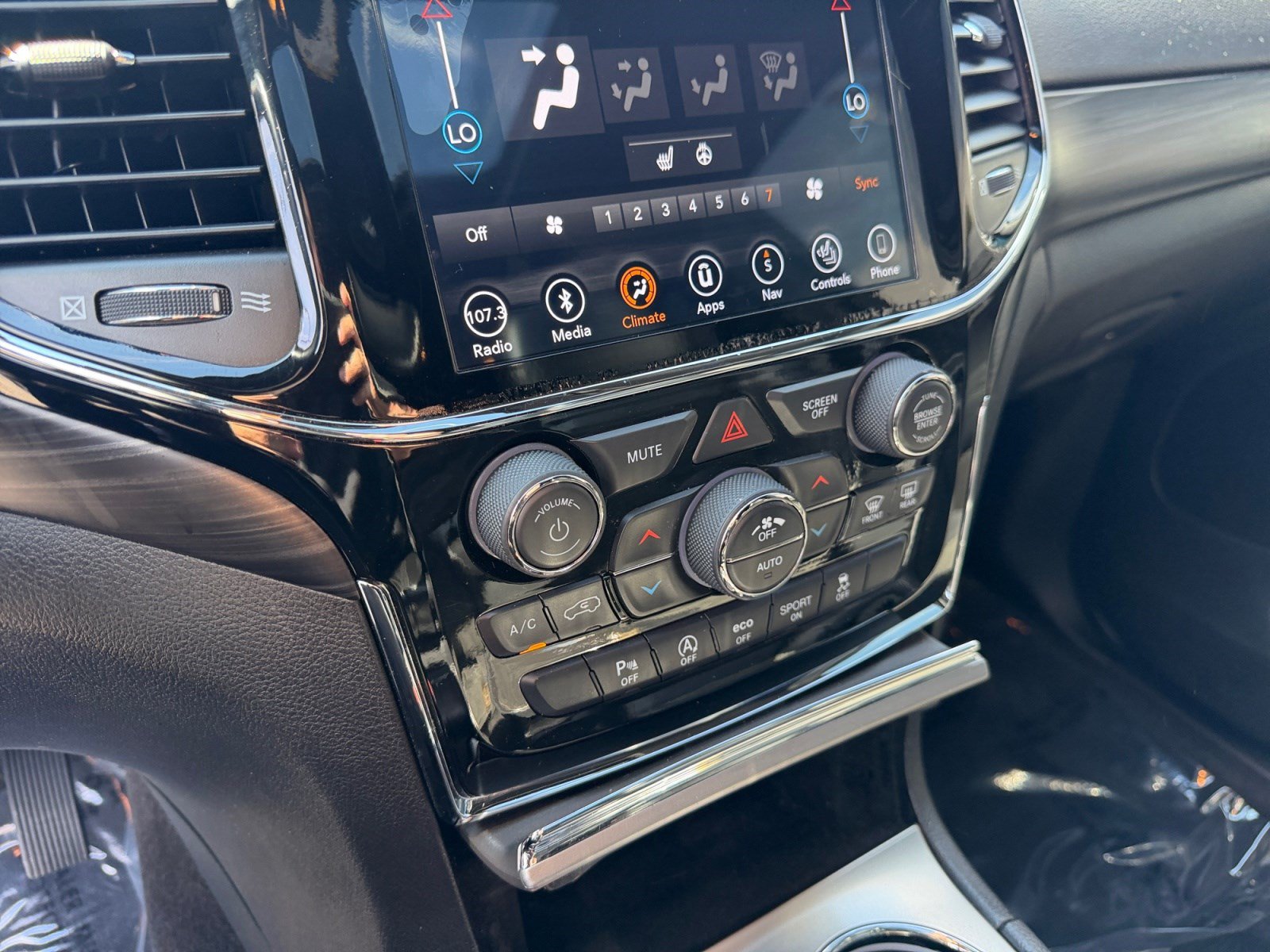 Used 2019 Jeep Grand Cherokee Altitude AWD/4WD image 12