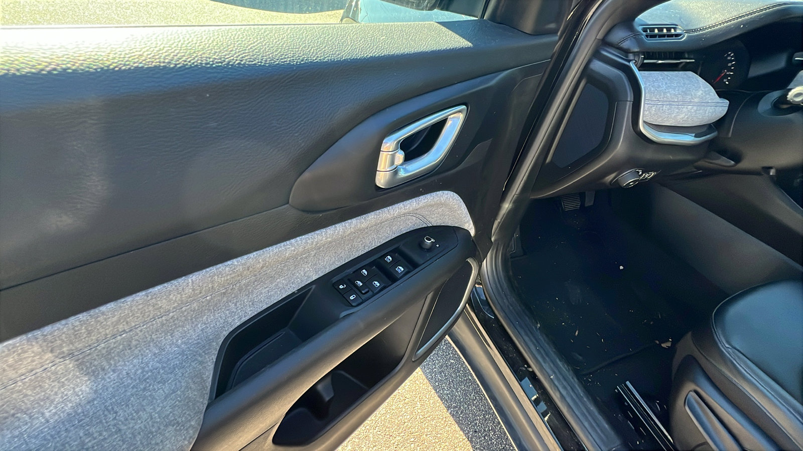 Used 2024 Jeep Compass Latitude image 15