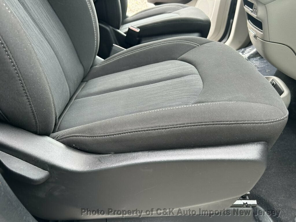 Used 2020 Chrysler Voyager L FWD image 31