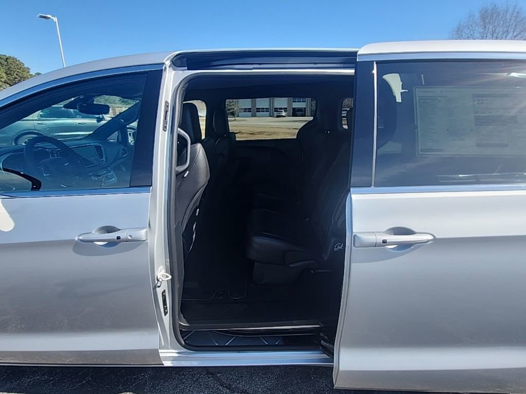 New 2026 Chrysler Pacifica Select image 21