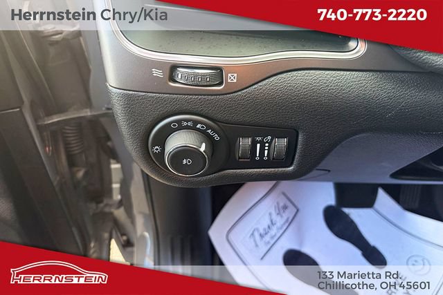 Used 2021 Jeep Cherokee Latitude Lux w/ Mopar Interior Package AWD/4WD image 17