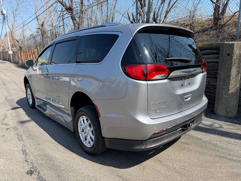 Used 2020 Chrysler Pacifica Touring-L FWD image 7