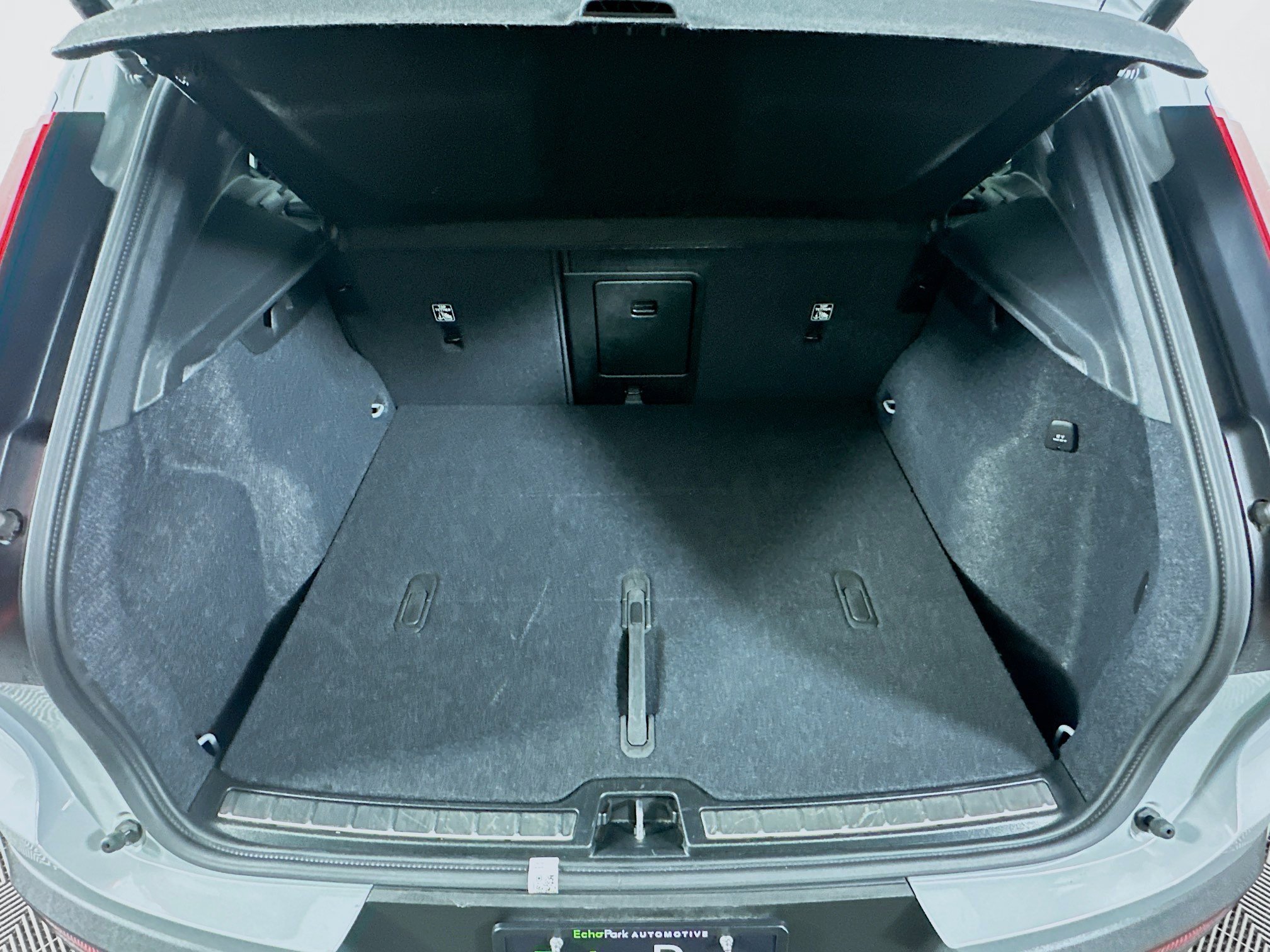 Used 2025 Volvo XC40 B5 Plus image 27