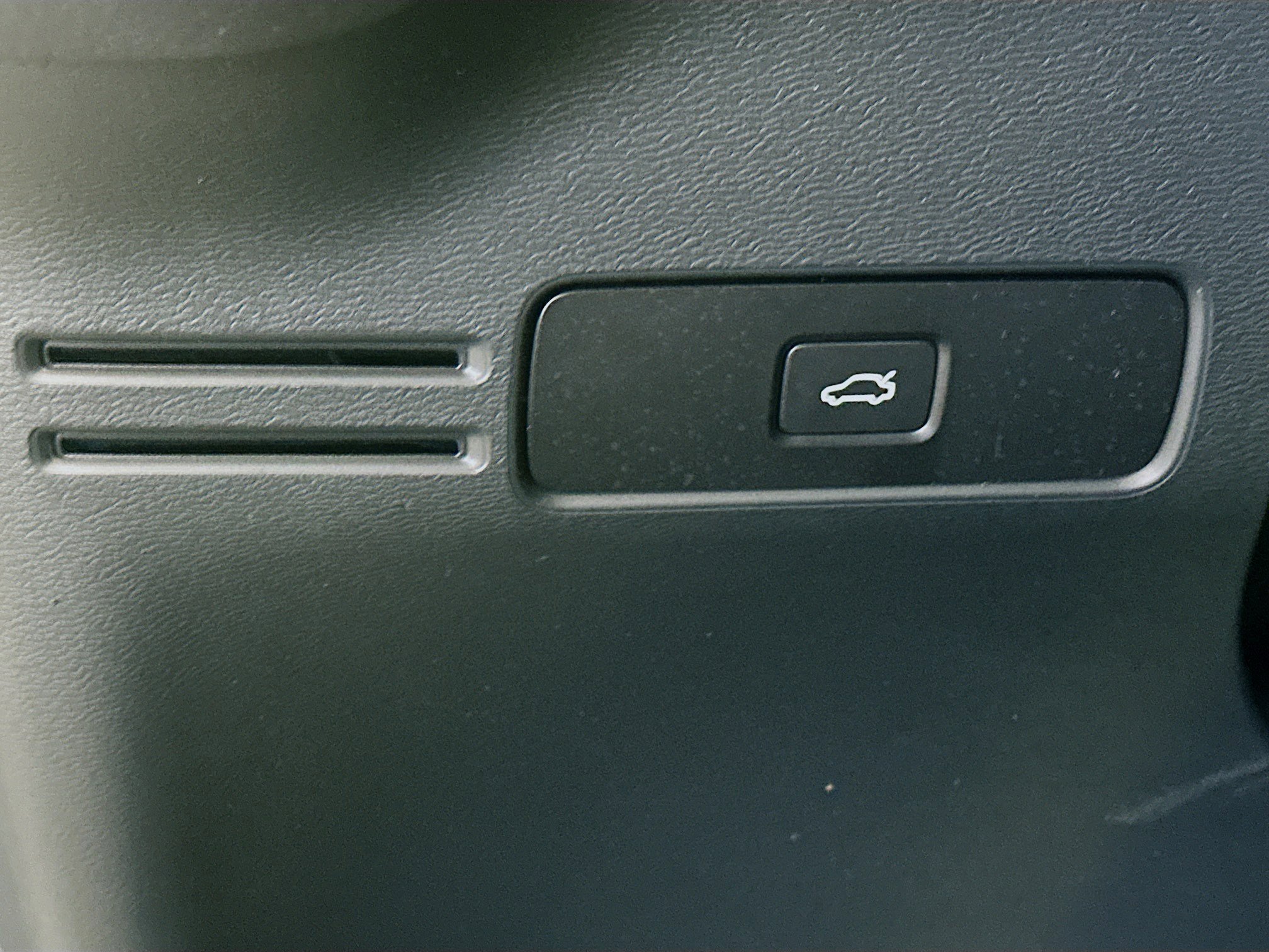 Used 2025 Volvo XC40 B5 Core image 17